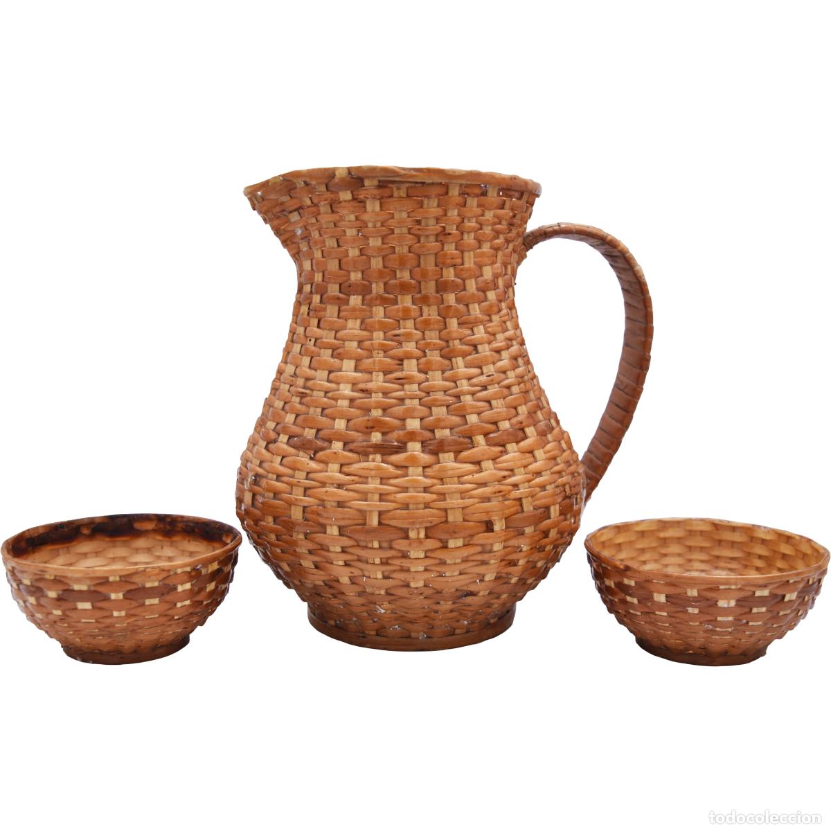Antig&uuml;edades: Jarra de rat&aacute;n con dos tazas