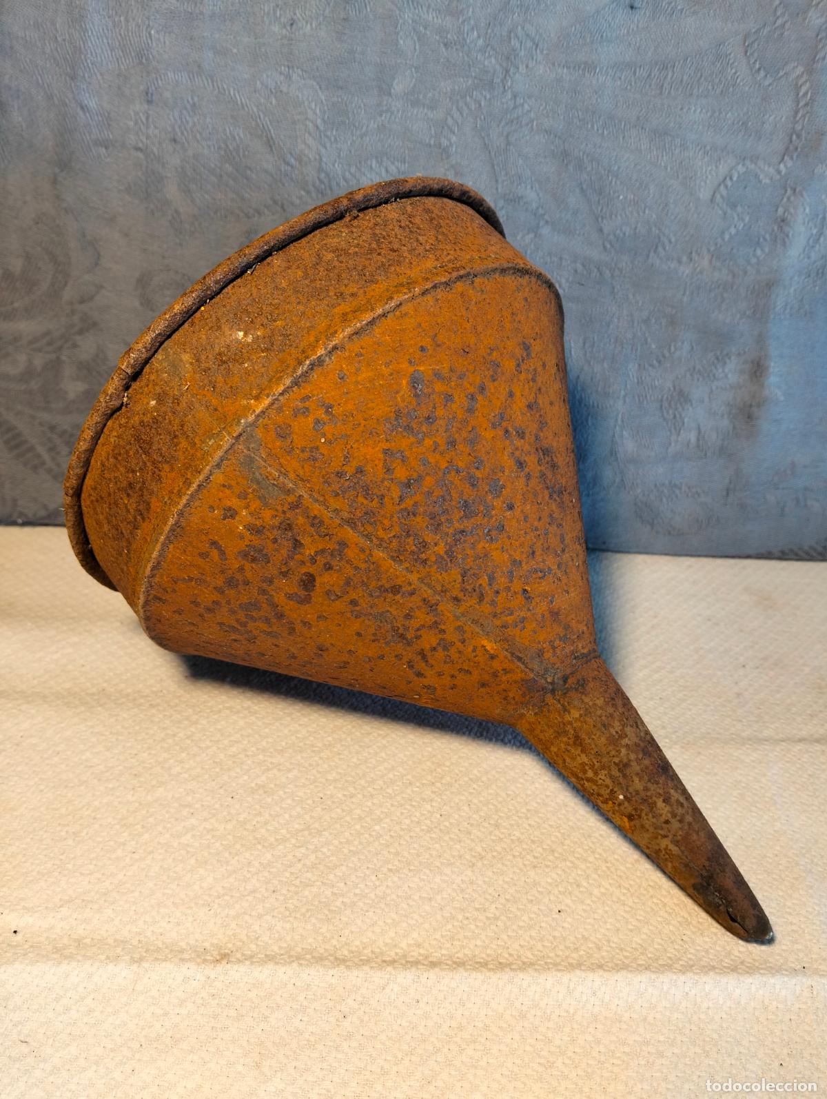 Antig&uuml;edades: Antiguo embudo de hierro con oxido de cocina a&ntilde;os 30-40