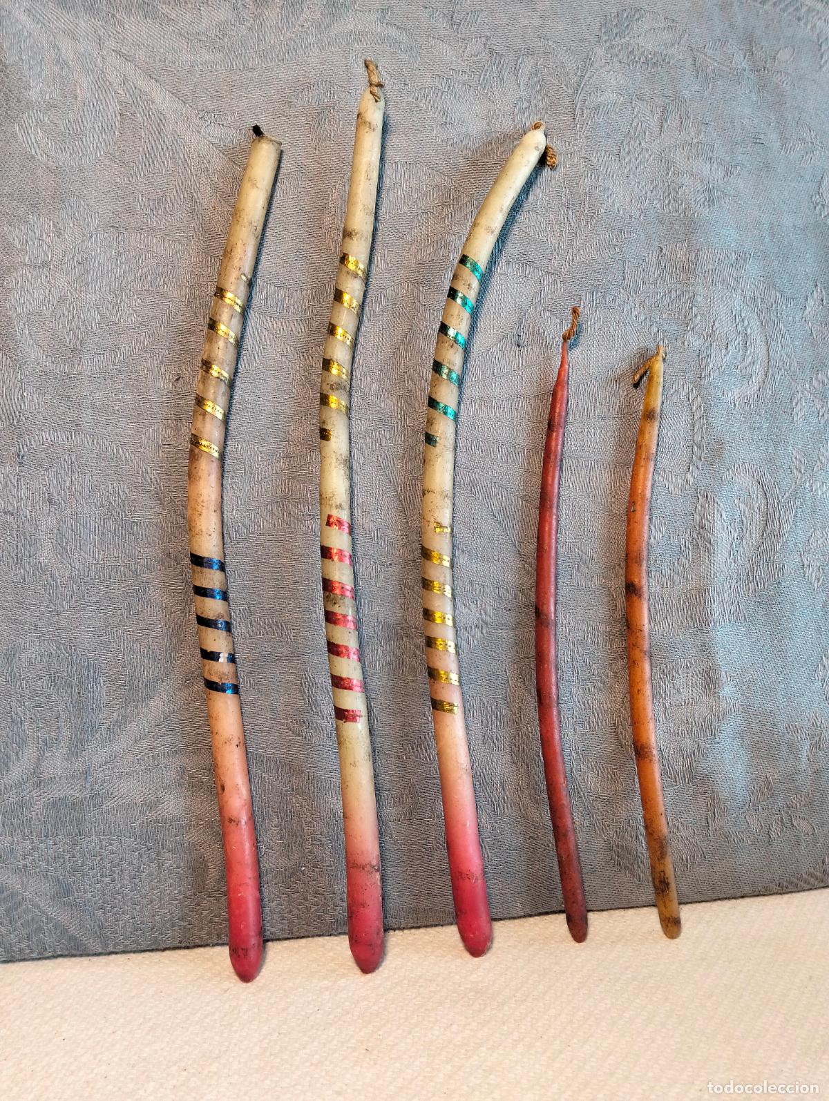 Antiques: Lote 5 velas de cera antiguas con cintas de colores blanco dorado azul alargadas