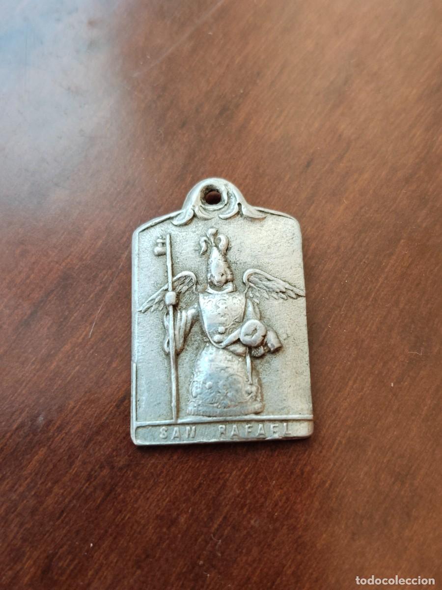 Antiques: Antigua medalla de San Rafael y San Juan de Dios.
