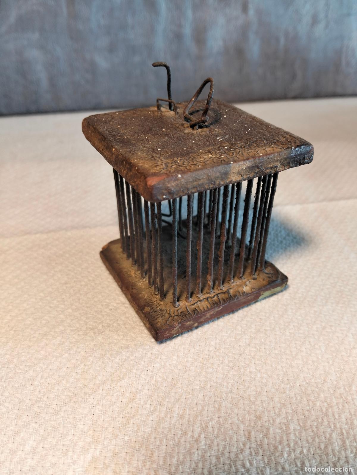 Antig&uuml;edades: Jaula diminuta antigua de madera y hierro mini jaulita cuadrada para grillos a&ntilde;os 50