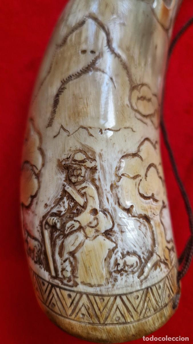 Antig&uuml;edades: Polvorera antigua de cuerno con grabado pastoril, arte popular
