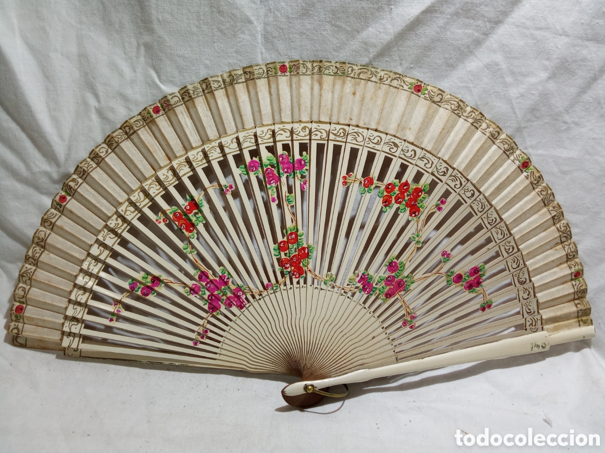 Antig&uuml;edades: ABANICO TROQUELADO CON VARILLAJE DE MADERA Y PINTADO A MANO 1