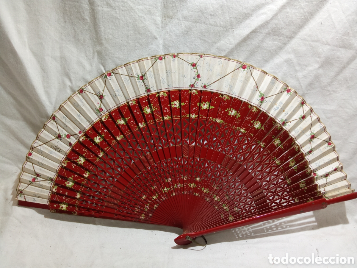 Antig&uuml;edades: BONITO ABANICO TROQUELADO Y PINTADO A MANO CON VARILLAJE DE MADERA