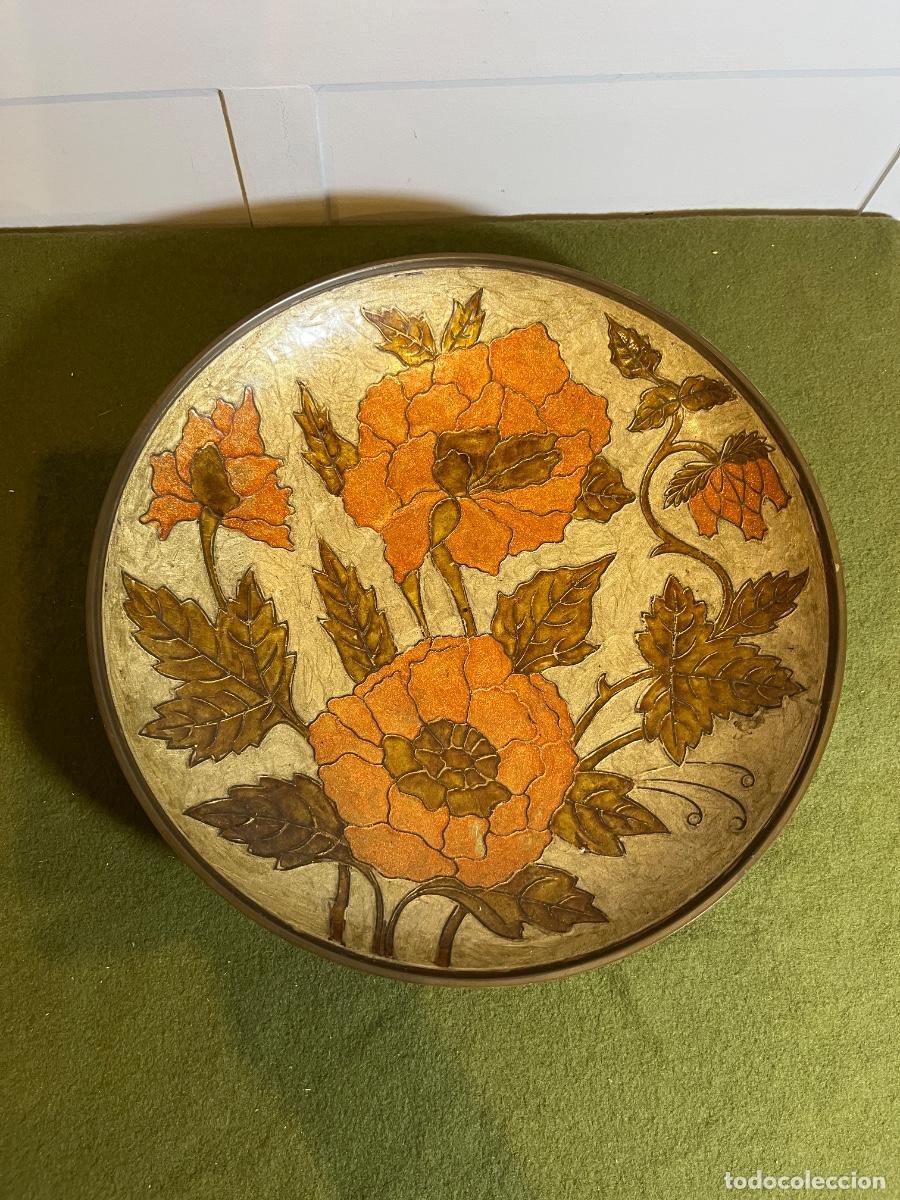 Antig&uuml;edades: Gran centro de mesa vintage de lat&oacute;n esmaltado con flores &ndash; Frutero decorativo artesanal 31 cm