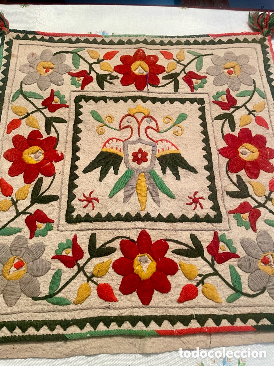 Antig&uuml;edades: Coj&iacute;n Bordado con Flores - Foto 2