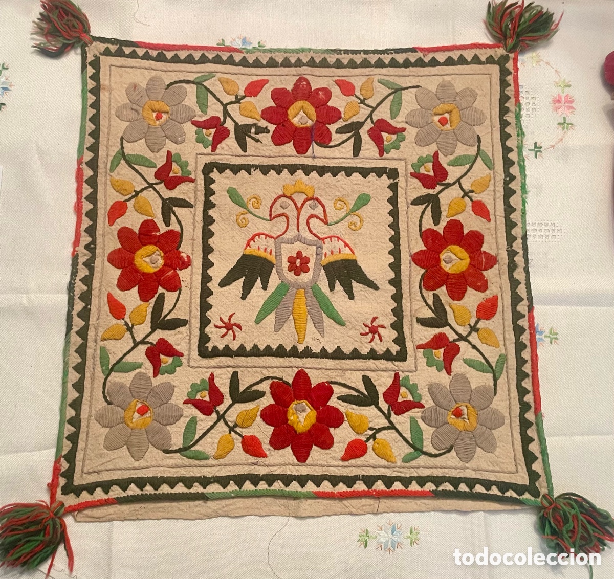 Antig&uuml;edades: Coj&iacute;n Bordado con Flores - Foto 1