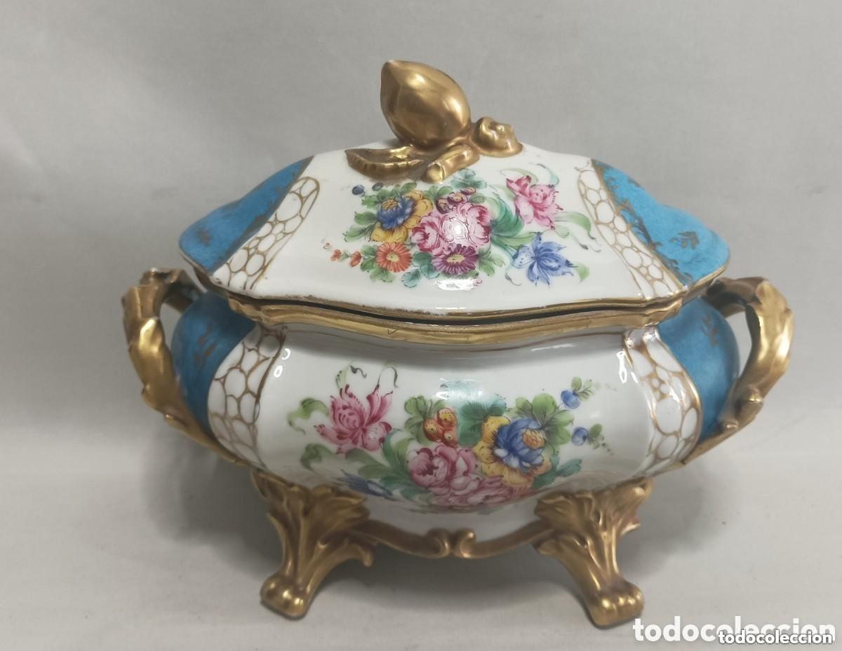 Antiguidades: Sopera ovalada y tapa de porcelana de pasta blanda de Sevres