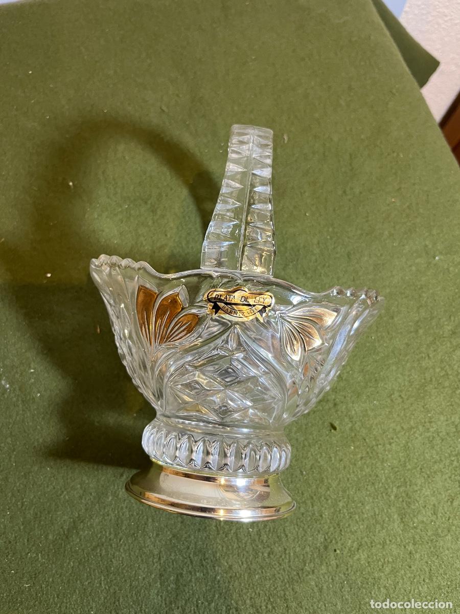 Antig&uuml;edades: Cesta de cristal tallado con base de Plata de Ley barnizada &ndash; Bombonera vintage con asa y decoraci&oacute;n