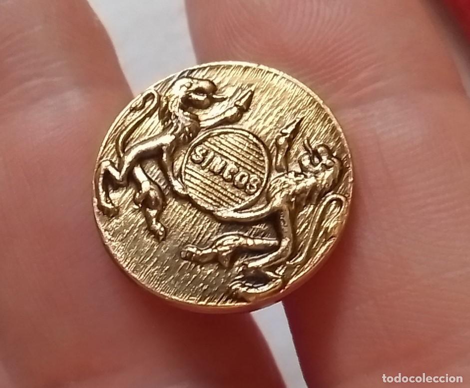 Antig&uuml;edades: ANTIGUO BOT&Oacute;N OLD BUTTON BOUTON O SIMILAR SINCOS..IMAGEN DE 2 LEONES O SIMIL.. ROPA ? CAMISAS ?...