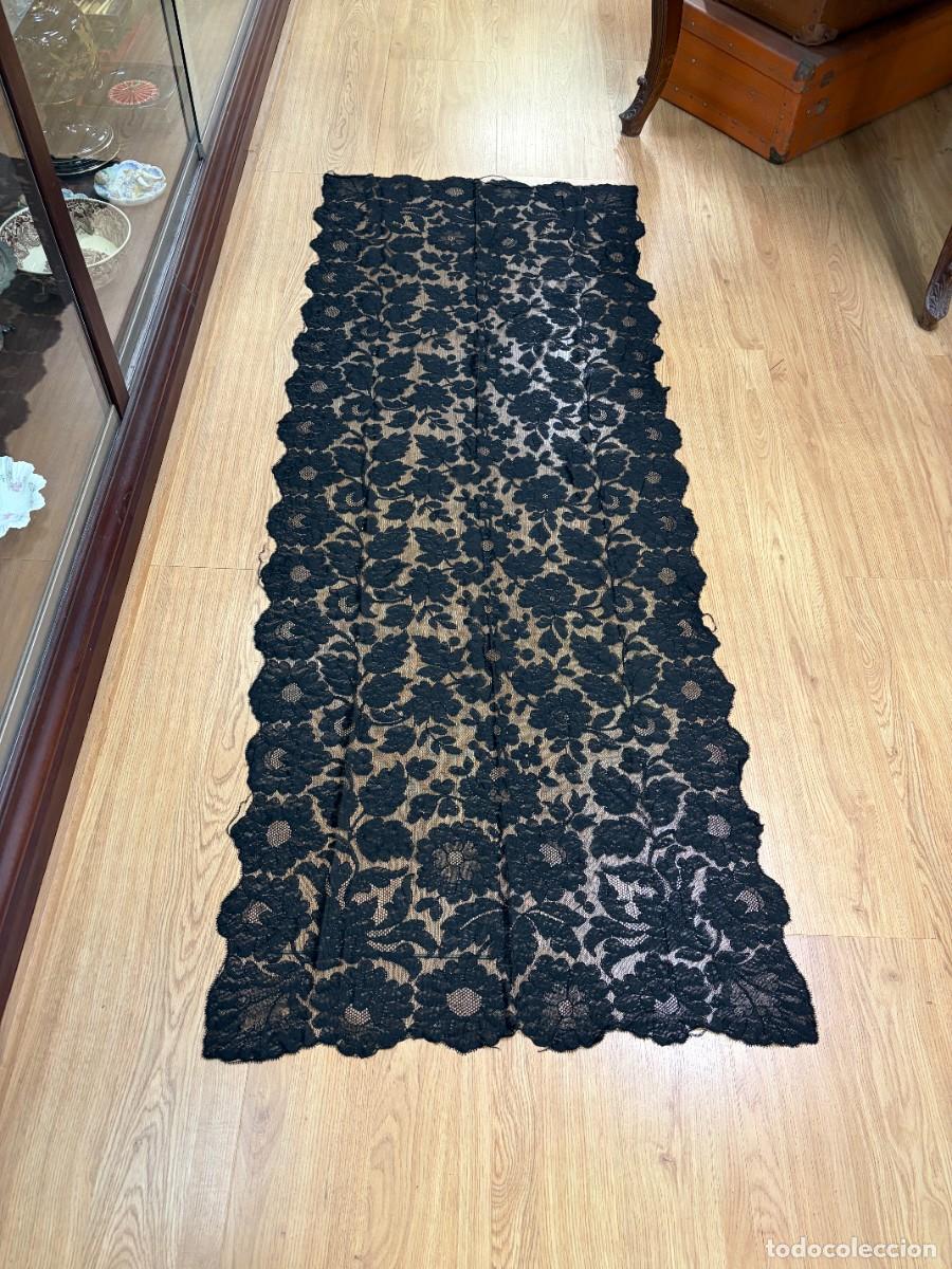 Antig&uuml;edades: Mantilla espa&ntilde;ola negra tipo Chantilly, 194x73 cm.