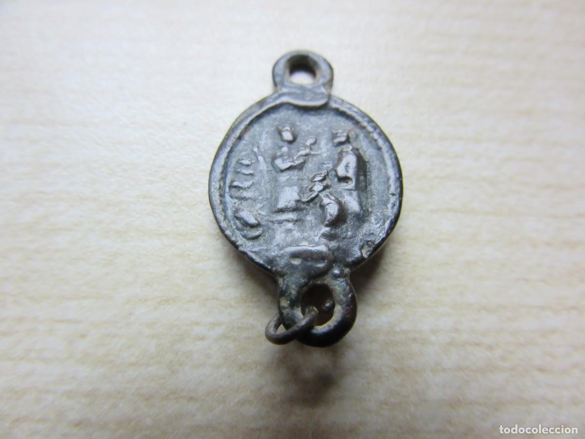 Antiques: Medalla de bronce La Virgen con los 7 pu&ntilde;ales y Virgen ,Ni&ntilde;o y S.Jos&eacute; y 2 orantes S XVIII 2,5 x 1,4