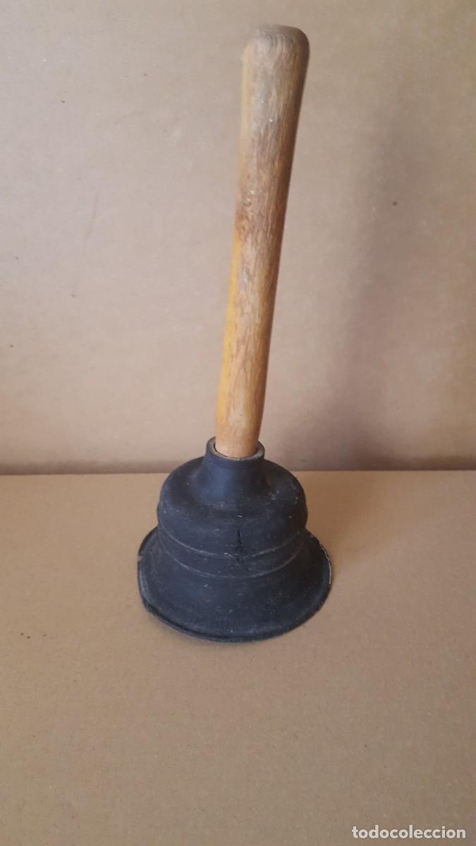 Antiques: Desatascador/chup&oacute;n de desag&uuml;es de madera y goma.
