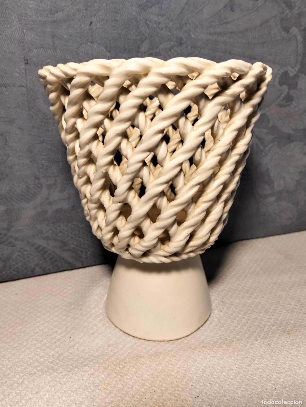 Antiques: Cesto jarr&oacute;n trenzado decorativo de porcelana cer&aacute;mica de manises color blanco a&ntilde;os 50