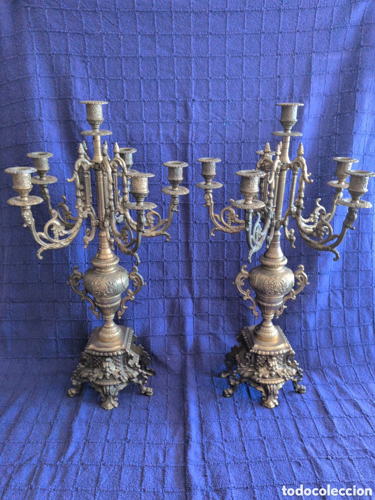 Antig&uuml;edades: Grandes candelabros de estilo neog&oacute;tico elaborados en bronce. Hacia 1900. Miden 61 cm de altura.