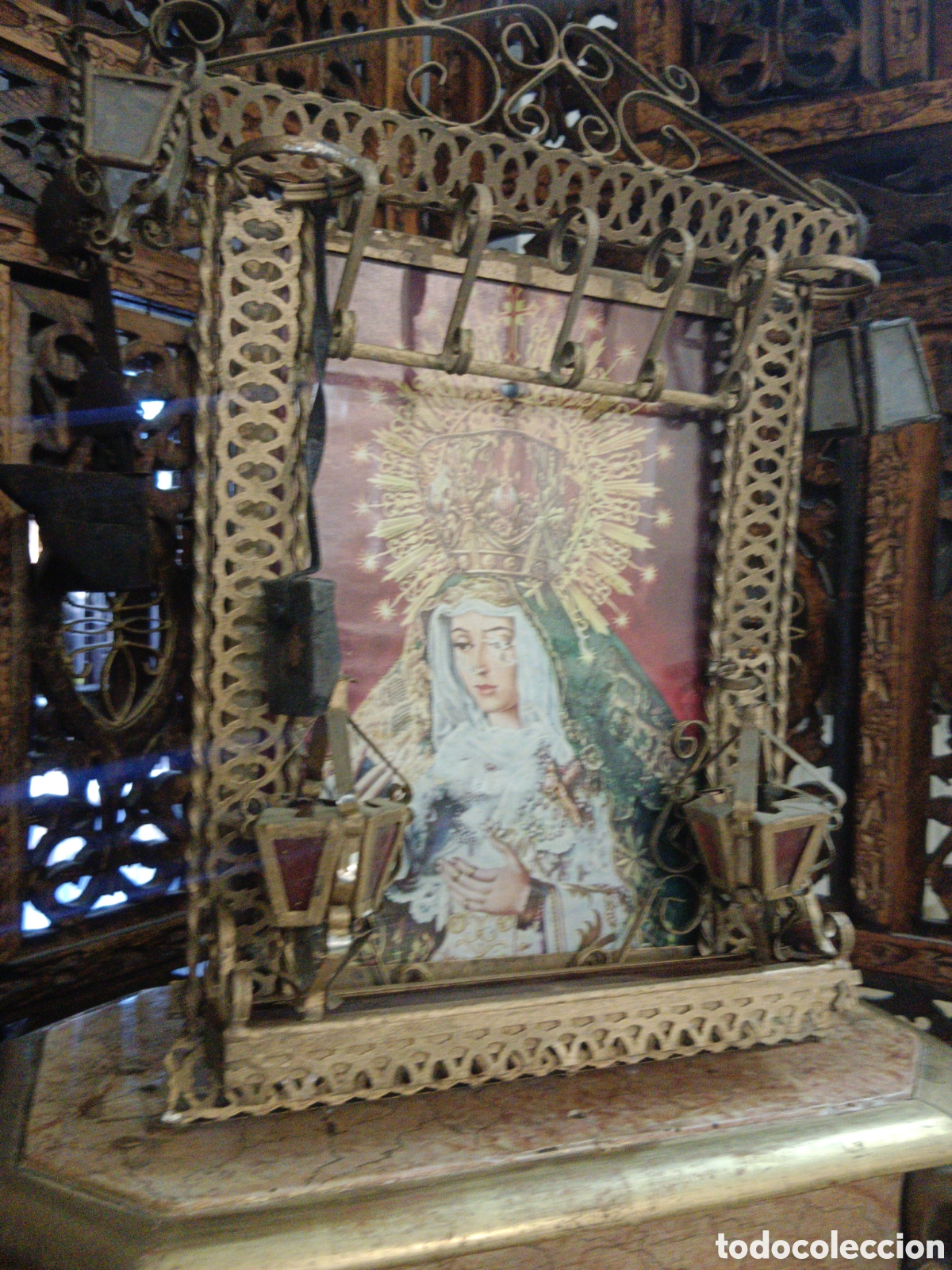 Antiguidades: Altar con farolillos y cristal rojo