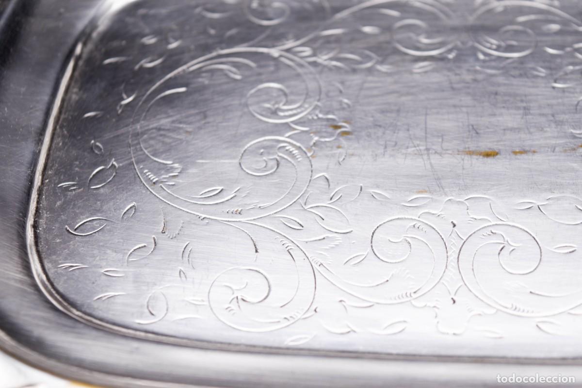 Antig&uuml;edades: Bandeja de aleaci&oacute;n ba&ntilde;ada en plata - Foto 3