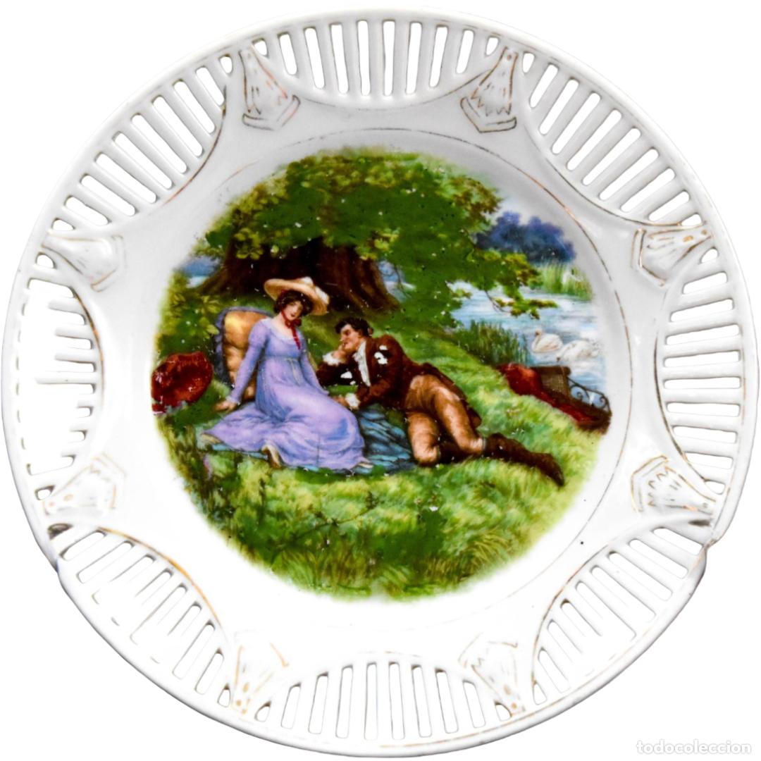 Antiques: Plato de decoraci&oacute;n en porcelana troquelada