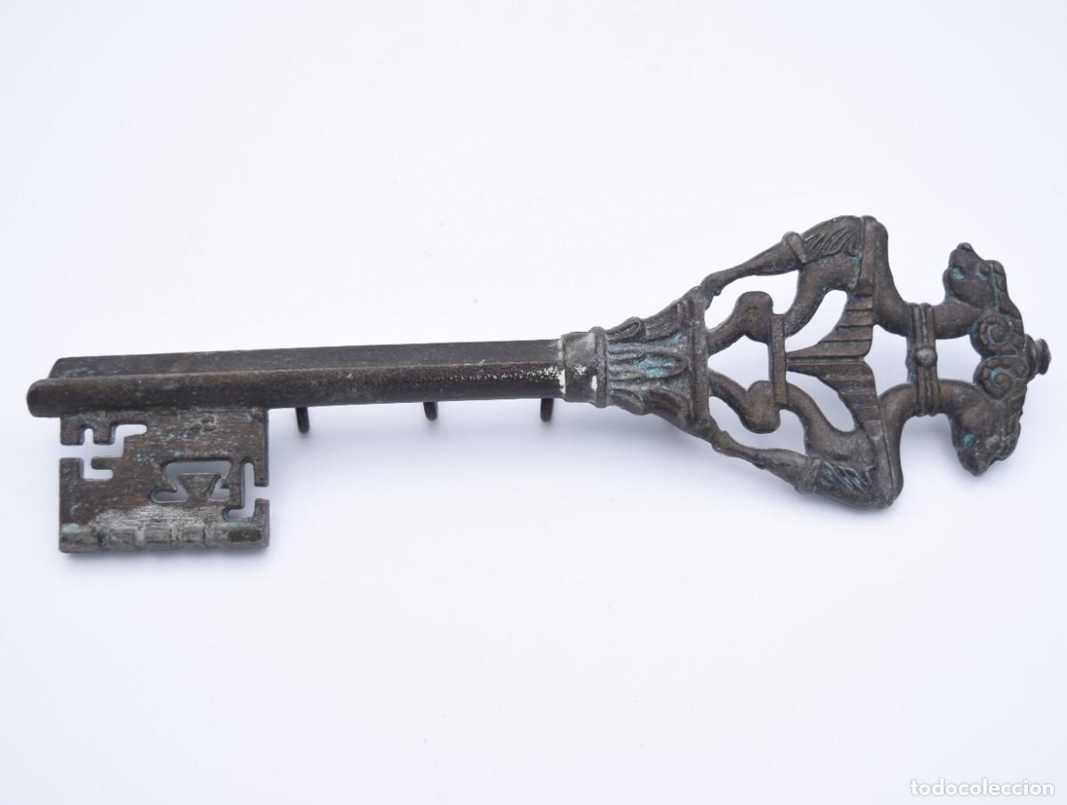 Antig&uuml;edades: Cuelga llaves con forma de llave antigua - Foto 2