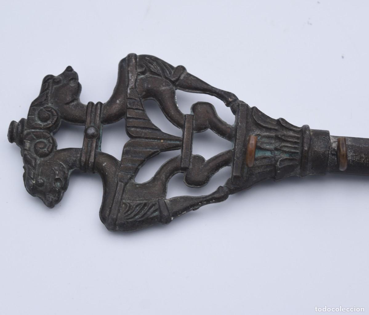 Antig&uuml;edades: Cuelga llaves con forma de llave antigua - Foto 3