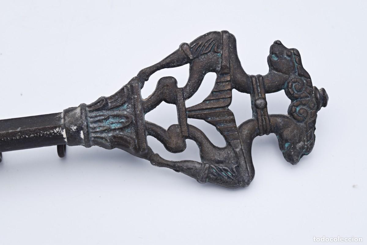 Antig&uuml;edades: Cuelga llaves con forma de llave antigua - Foto 4