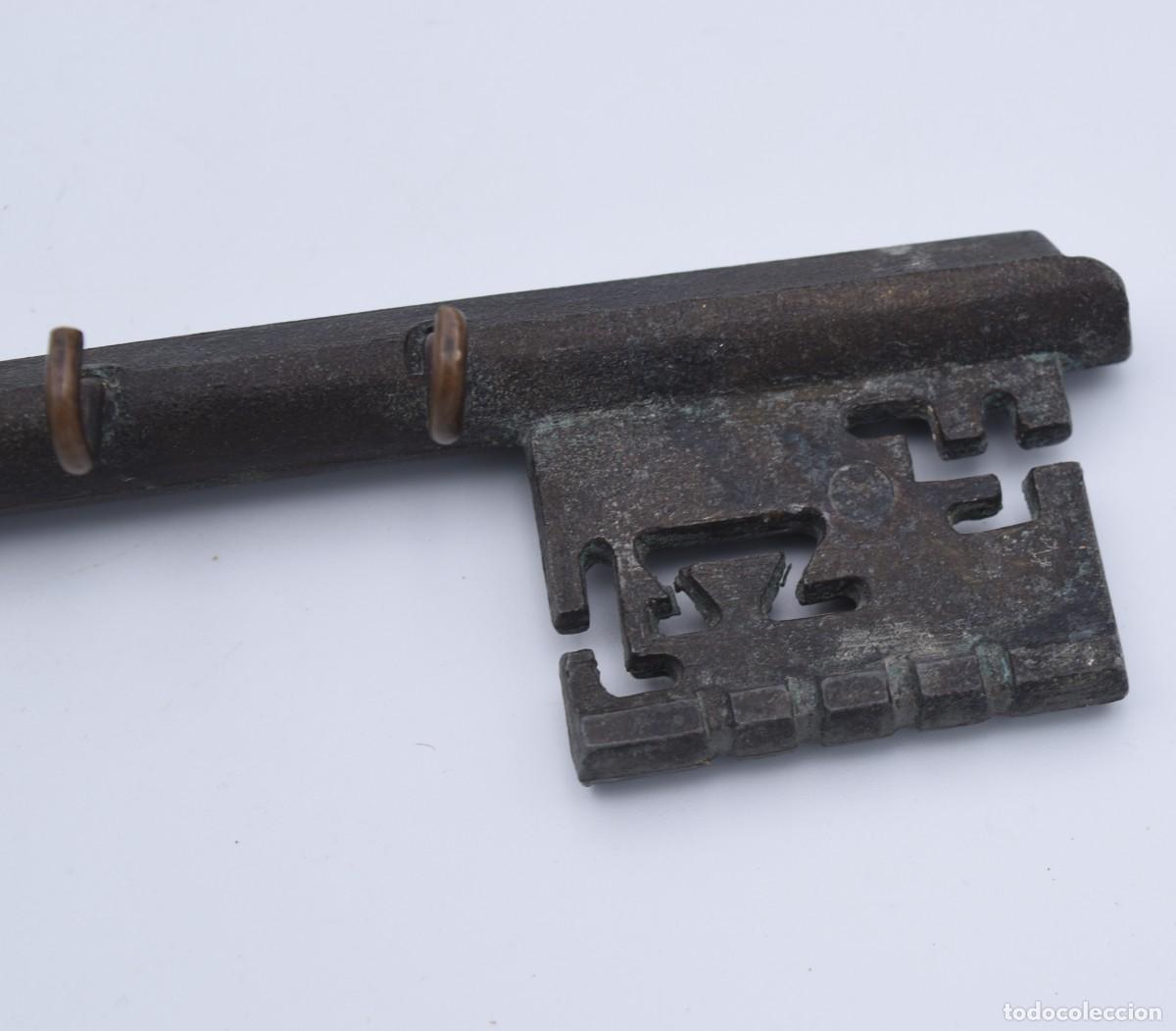 Antig&uuml;edades: Cuelga llaves con forma de llave antigua - Foto 5