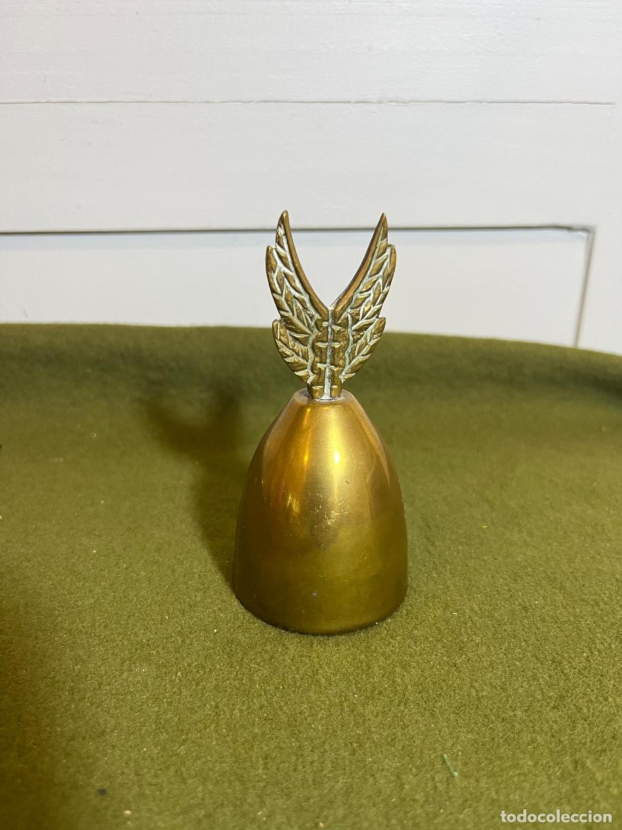 Oggetti Antichi: Antigua Campanilla de Mano en Lat&oacute;n o Bronce Macizo &ndash; Asa Alada Ornamentada &ndash; Con Badajo Original &ndash;