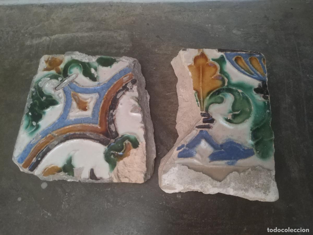 Antig&uuml;edades: Azulejos Sevillanos de arista (fragmentos)con arquillos y hojas s. XVI