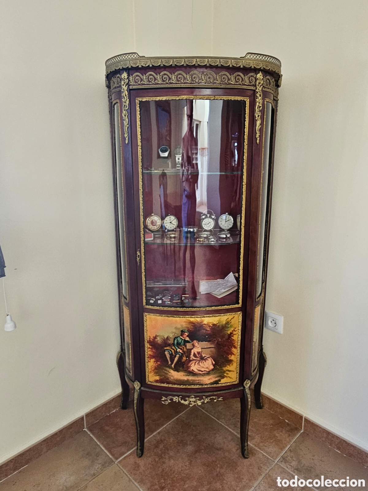 Antig&uuml;edades: vitrina bomb&eacute;e (abombada) de estilo Luis XV, decorada con la famosa t&eacute;cnica francesa Vernis Martin.