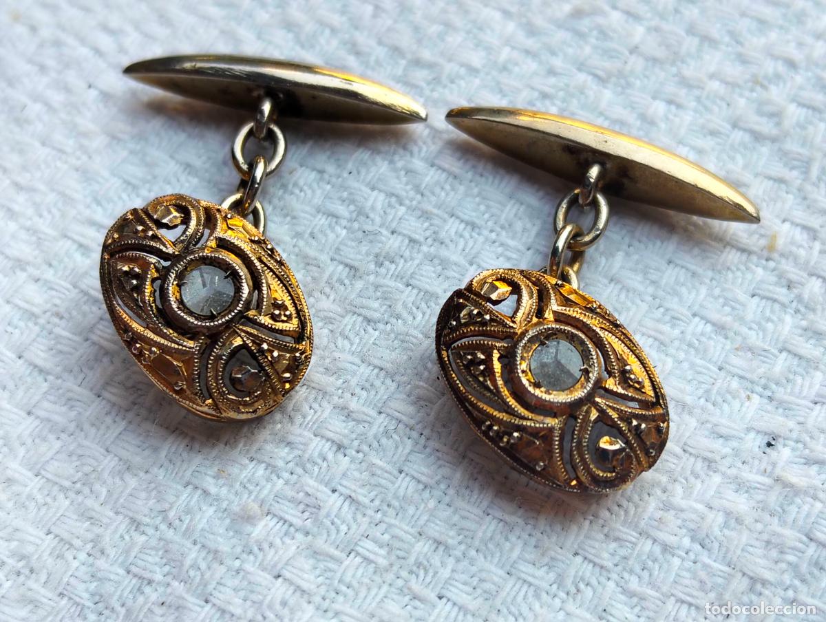 Antiguidades: Pareja de gemelos botones de pu&ntilde;o antiguos de metal color dorado y cristal estilo modernista