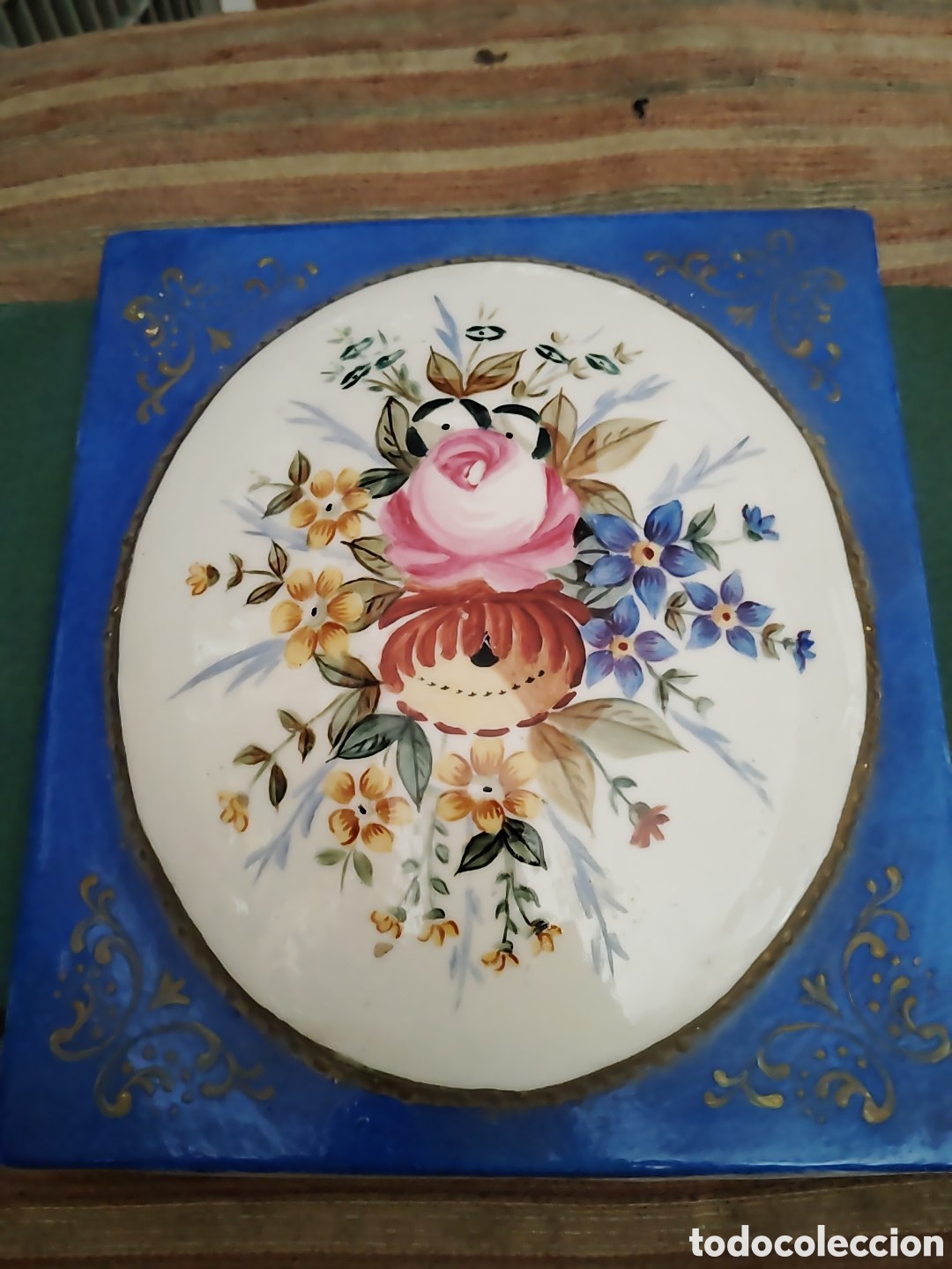 Antig&uuml;edades: Porcelana pintada a mano. Pieza central ovalada y curvada. Estilo Servr&eacute;s. S. XIX