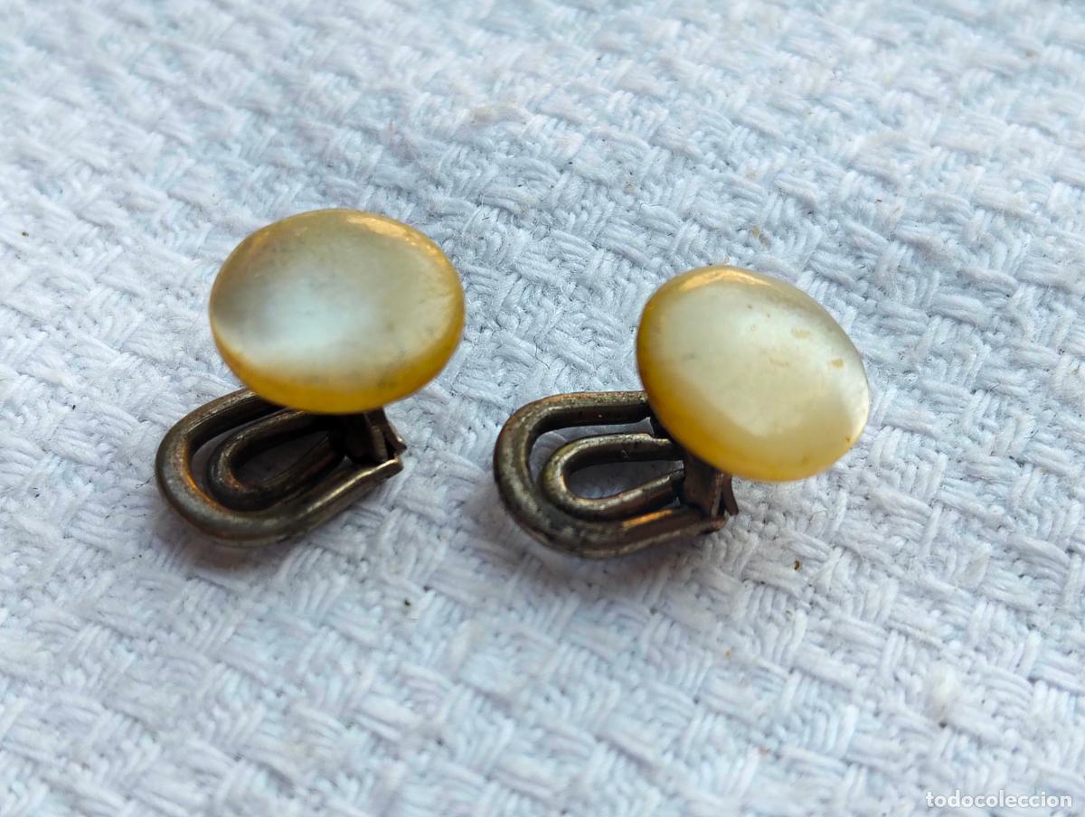 Antiguidades: Pareja de gemelos botones de pu&ntilde;o antiguos de metal color dorado y n&aacute;car o material similar blanco