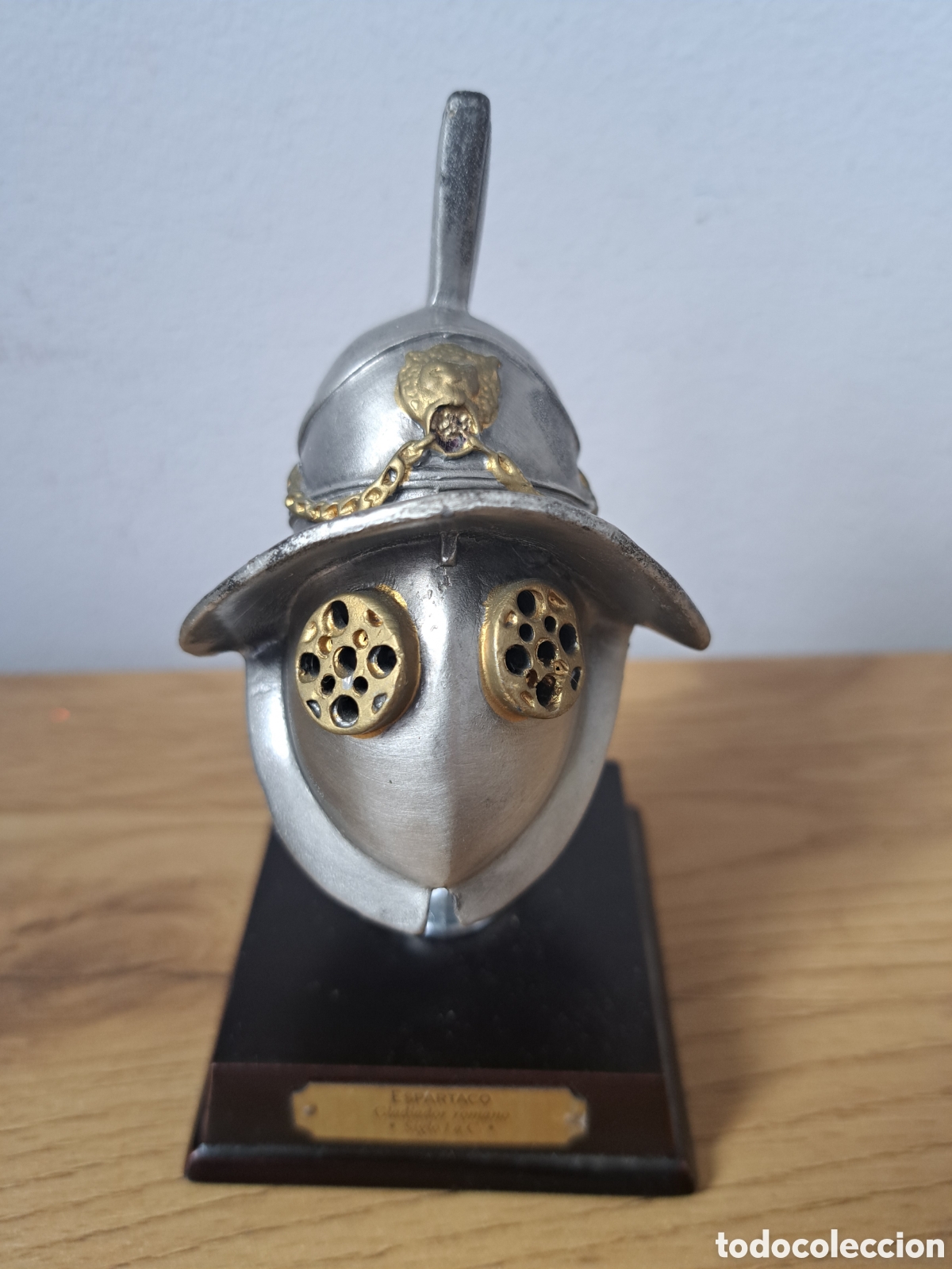 Antig&uuml;edades: Mini casco de plomo coleccionable. Espartaco. Salvat