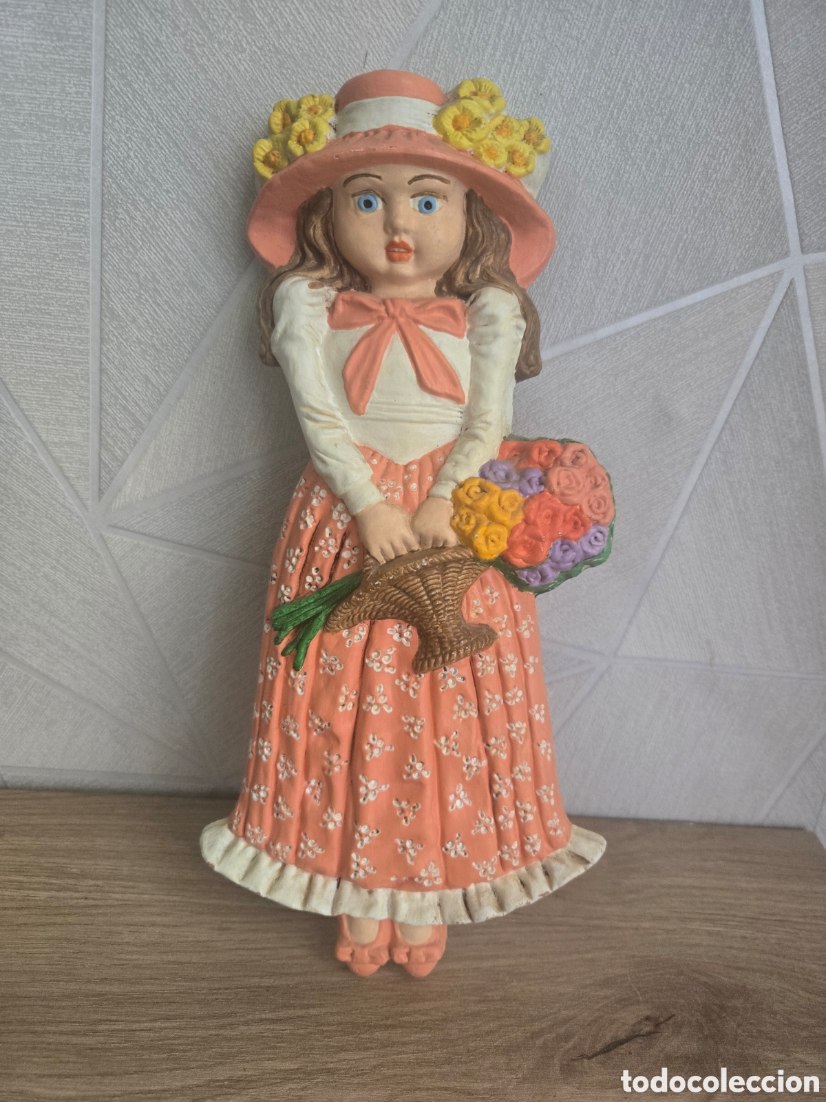 Antig&uuml;edades: Antigua placa de pared de cer&aacute;mica - Ni&ntilde;a con flores - Creaciones Maruri (Ref. RFA 36) - A&ntilde;os 70/80
