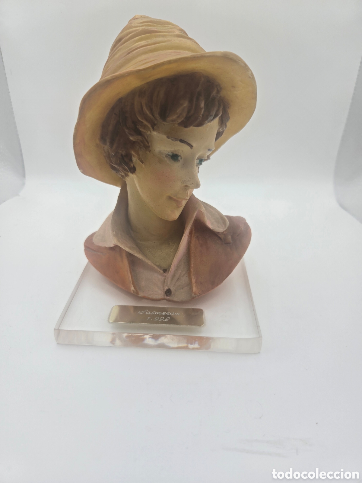 Antig&uuml;edades: Espectacular Busto de Joven con Sombrero - Firmado Salmer&oacute;n (1992) - Base de Metacrilato - Excelente