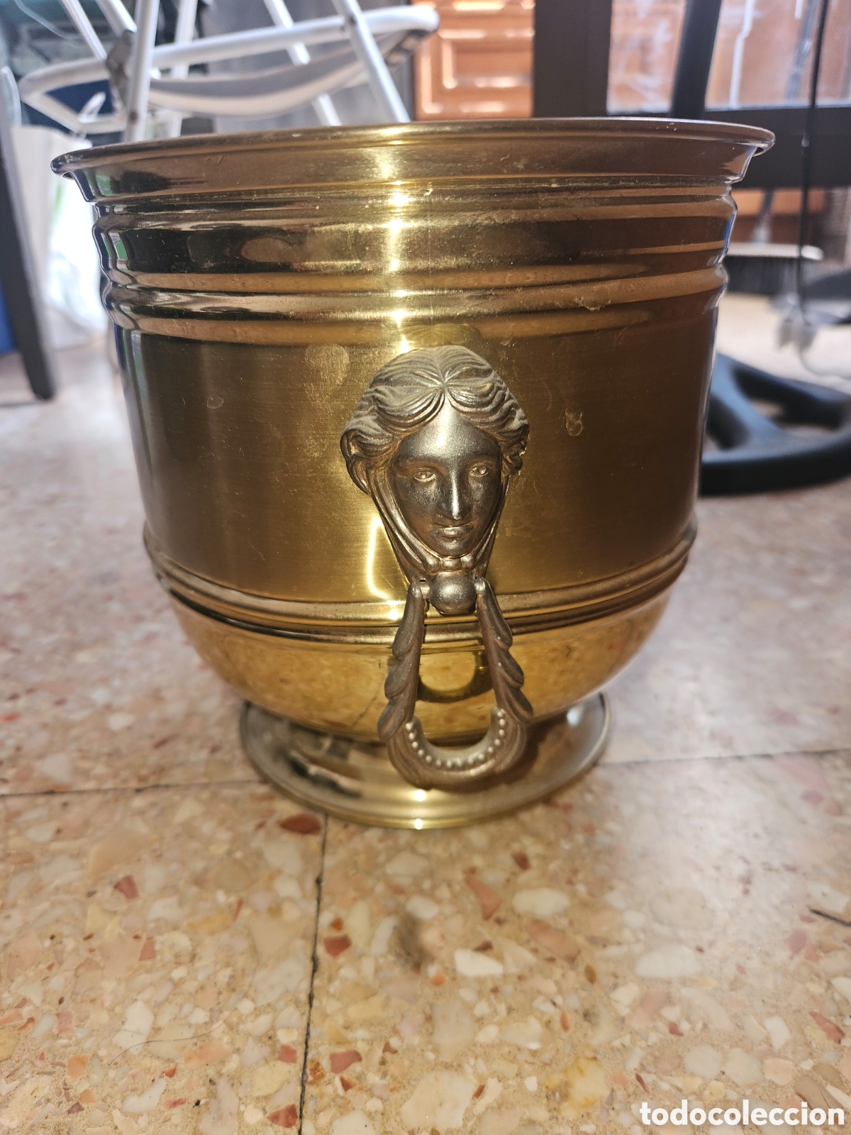 Antig&uuml;edades: Macetero / Cubitera Vintage de Lat&oacute;n con Asas de Rostro Modernista (Art Nouveau)