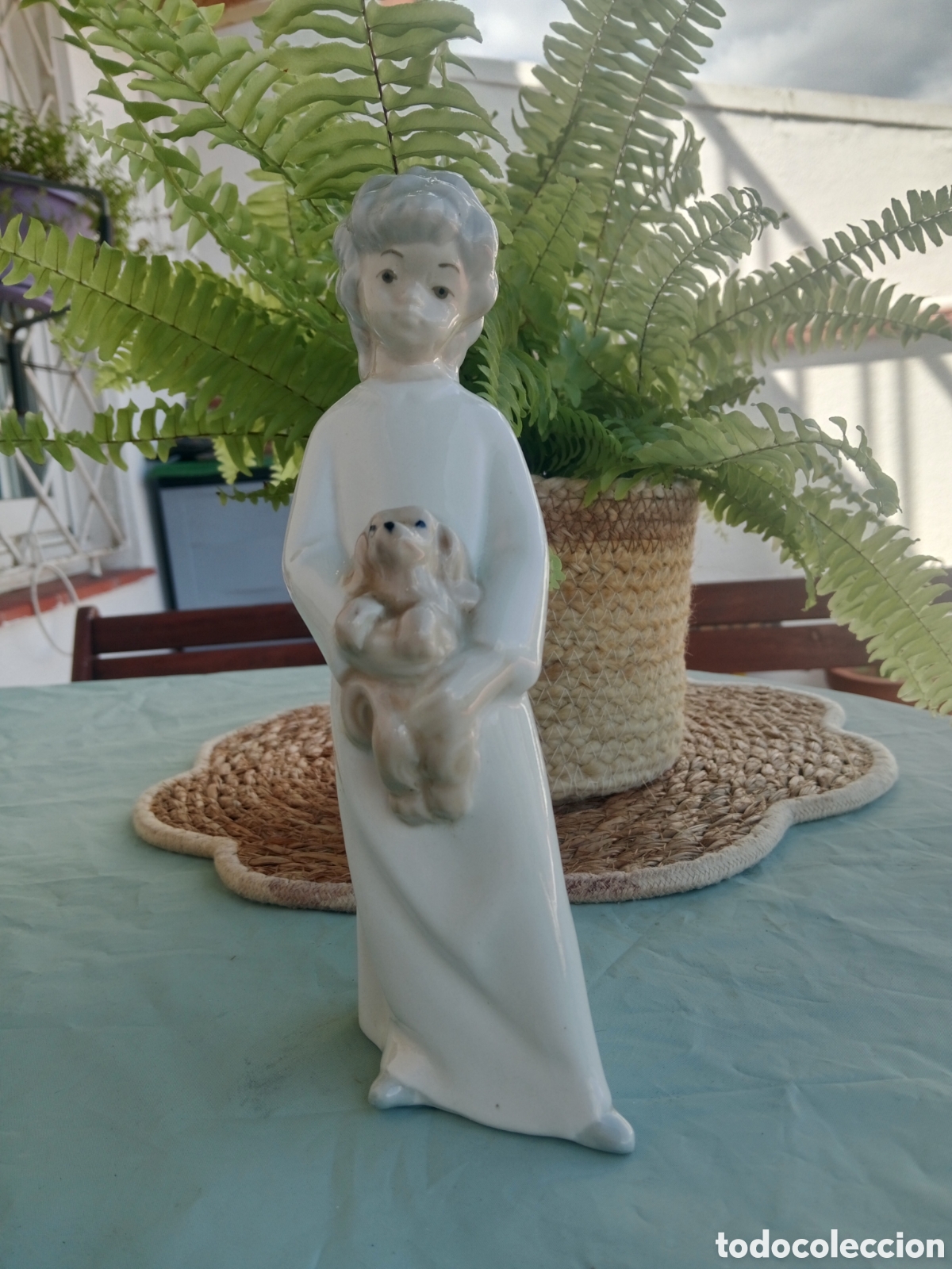 Antig&uuml;edades: Porcelana Ni&ntilde;a con perrito