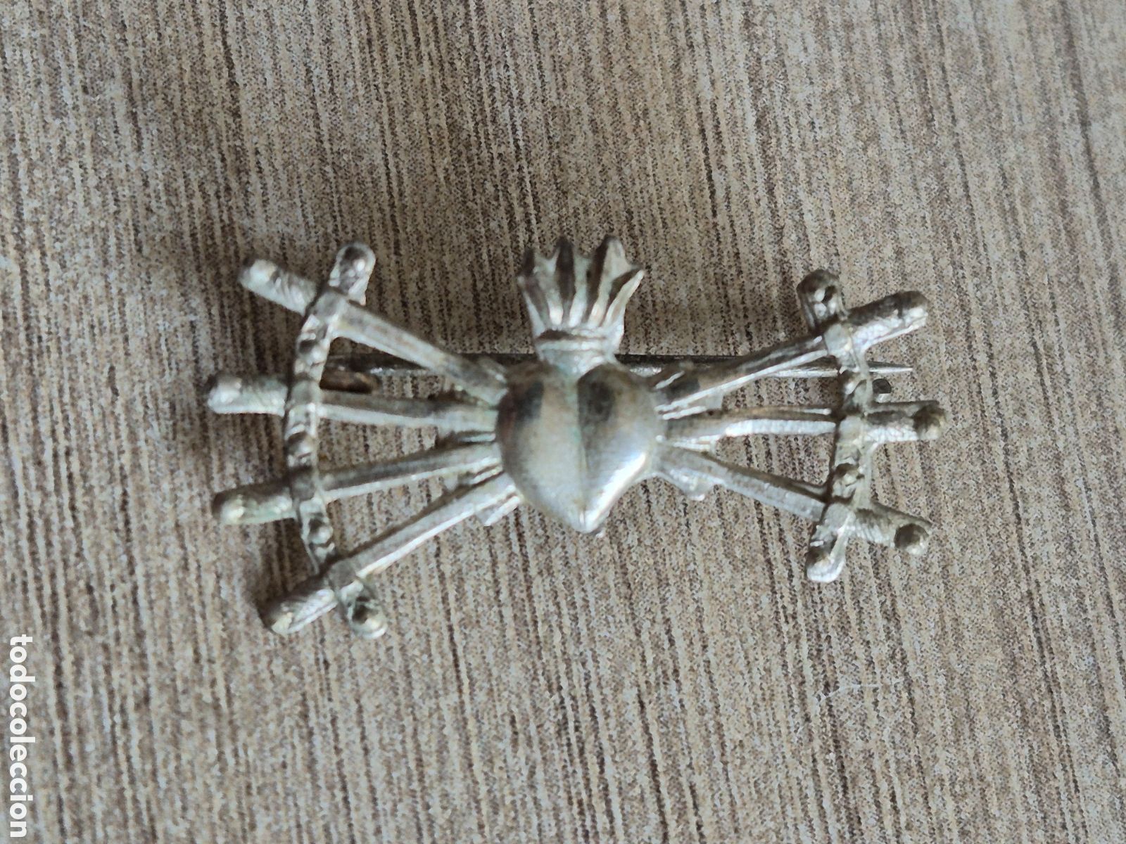 Antig&uuml;edades: Insignia Plata Baja Coraz&oacute;n 7 Pu&ntilde;ales Virgen Dolorosa - Semana Santa - 3 x 1,5 cm . - Siglo XIX