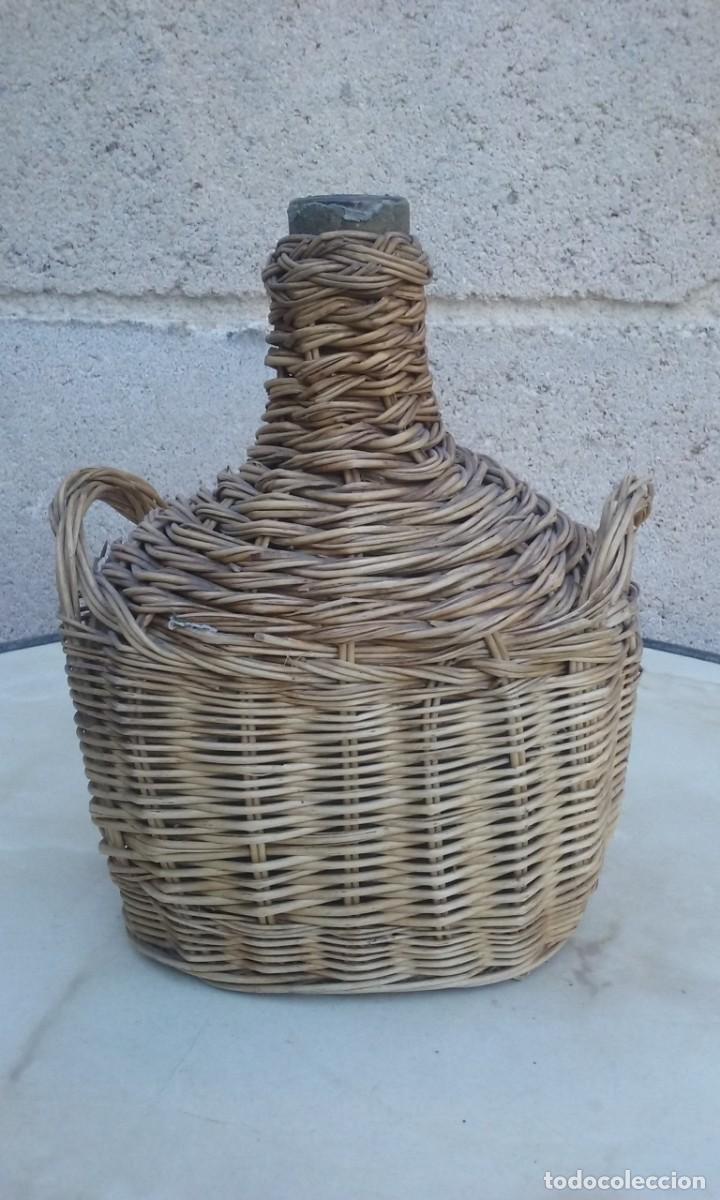 Antiquit&auml;ten: ANTIGUA Y PEQUE&Ntilde;A GARRAFA DE CRISTAL. FORRADA.