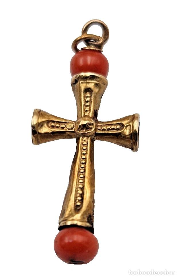 Antig&uuml;edades: ANCIEN PENDENTIF CROIX EN OR 18K ET CORAIL A RESTAURER
