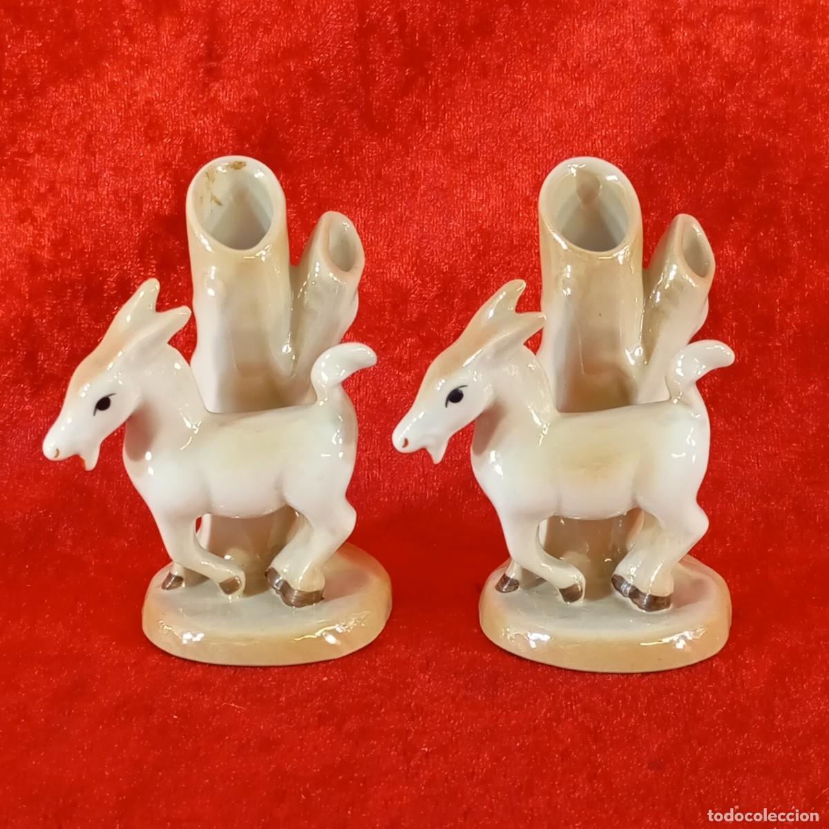 Antig&uuml;edades: PAREJA DE PALILLEROS EN PORCELANA PINTADA A MANO CON CORDERITOS O CABRAS MONTESAS - 8 CM
