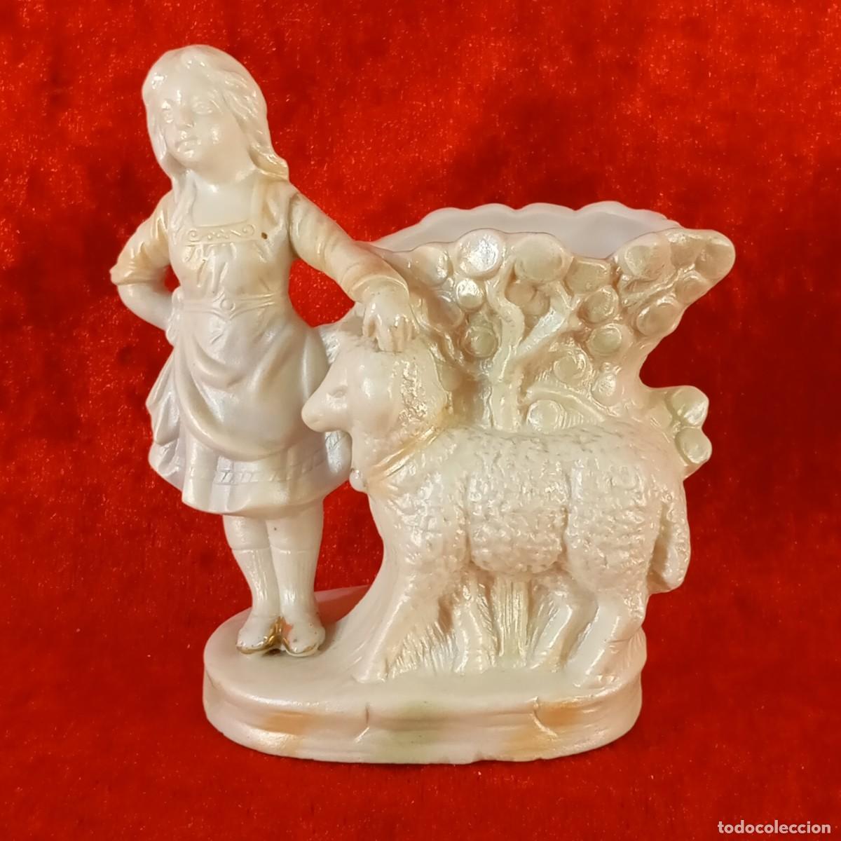 Antig&uuml;edades: PRECIOSA PAYESA CON OVEJA CORDERO EN BISCUIT - PORCELANA BLANCA - 10,5 CM