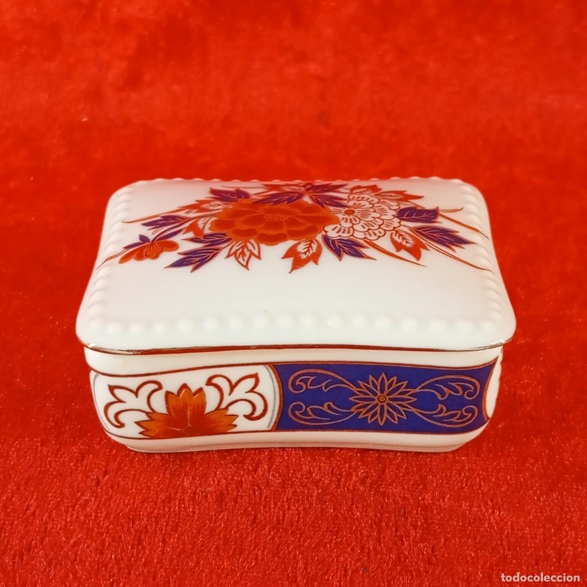 Antig&uuml;edades: CAJITA DE PORCELANA - PASTILLERO - 7 CM - DECORADO CON MOTIVOS FLORALES - RARA