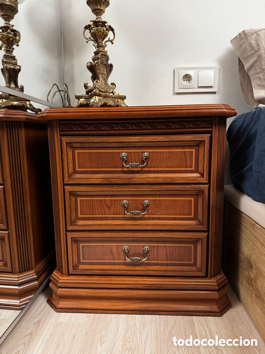 Antig&uuml;edades: Par de mesitas de noche de madera nogal