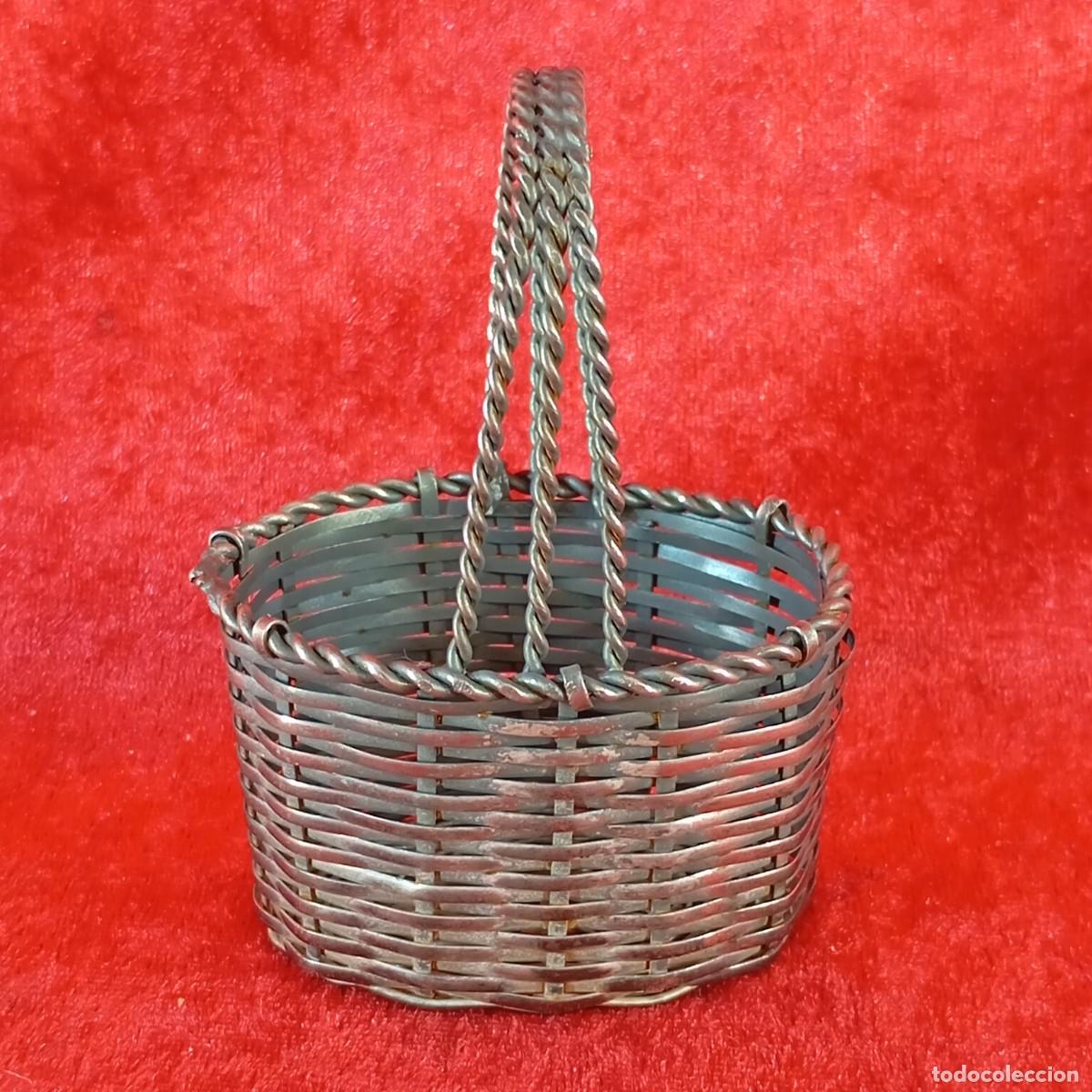 Antig&uuml;edades: PRECIOSA CESTA DE MIMBRE EN METAL CON BA&Ntilde;O DE PLATA - MINIATURA - 8,5 CM