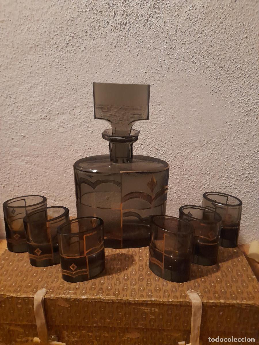 Antig&uuml;edades: Juego de licor art dec&oacute; en cristal fum&eacute;, botella y seis vasos