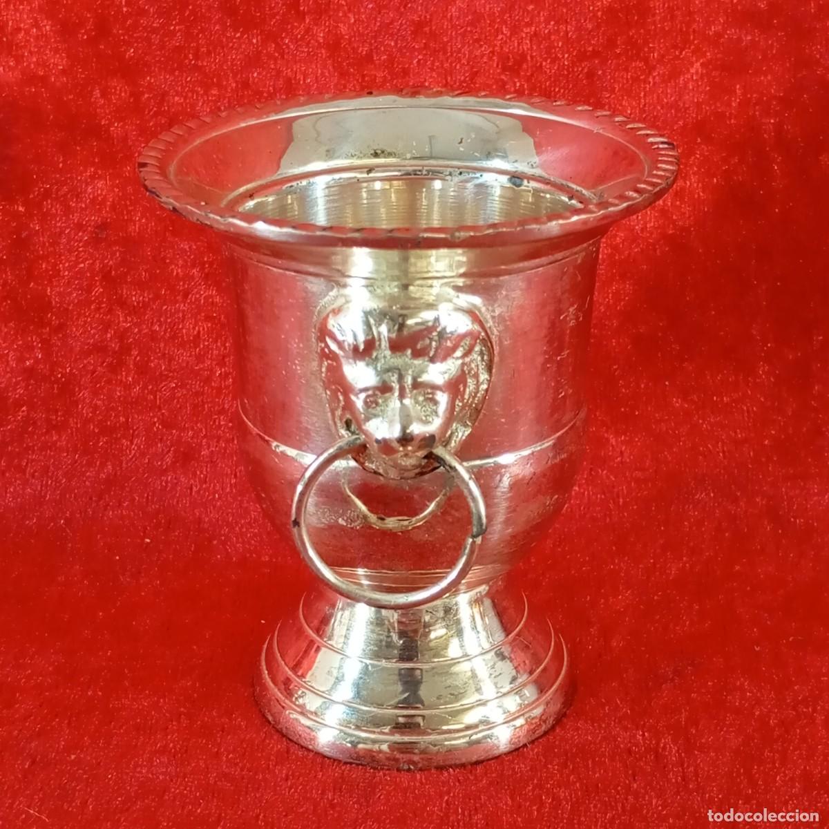Antig&uuml;edades: PRECIOSA COPA CON CABEZAS DE LEONES EN MINIATURA - ESTILO CHAMPAGNERA - 7,5 CM - BA&Ntilde;O DE PLATA