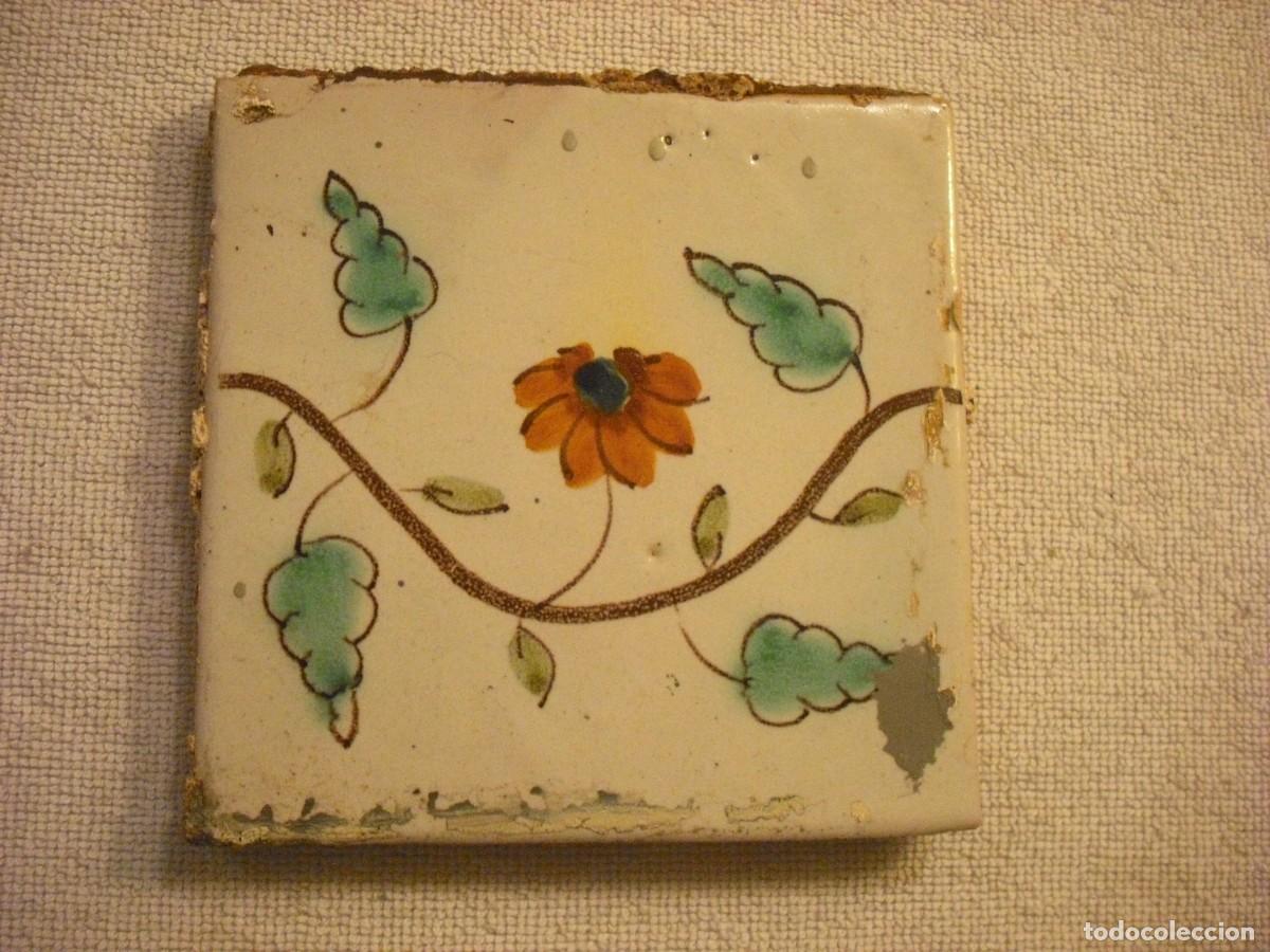 Antig&uuml;edades: ANTIGUO AZULEJO CON MOTIVO FLORAL , SIGLO XIII. 13 X13 CM