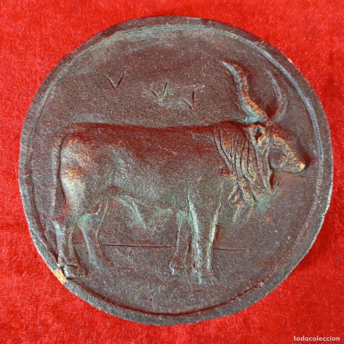Antig&uuml;edades: PRECIOSO MEDALLON DE UNA VACA IBERA, ROMANA O EGIPCIA - DIVINIDAD - 14 CM - GRANDE