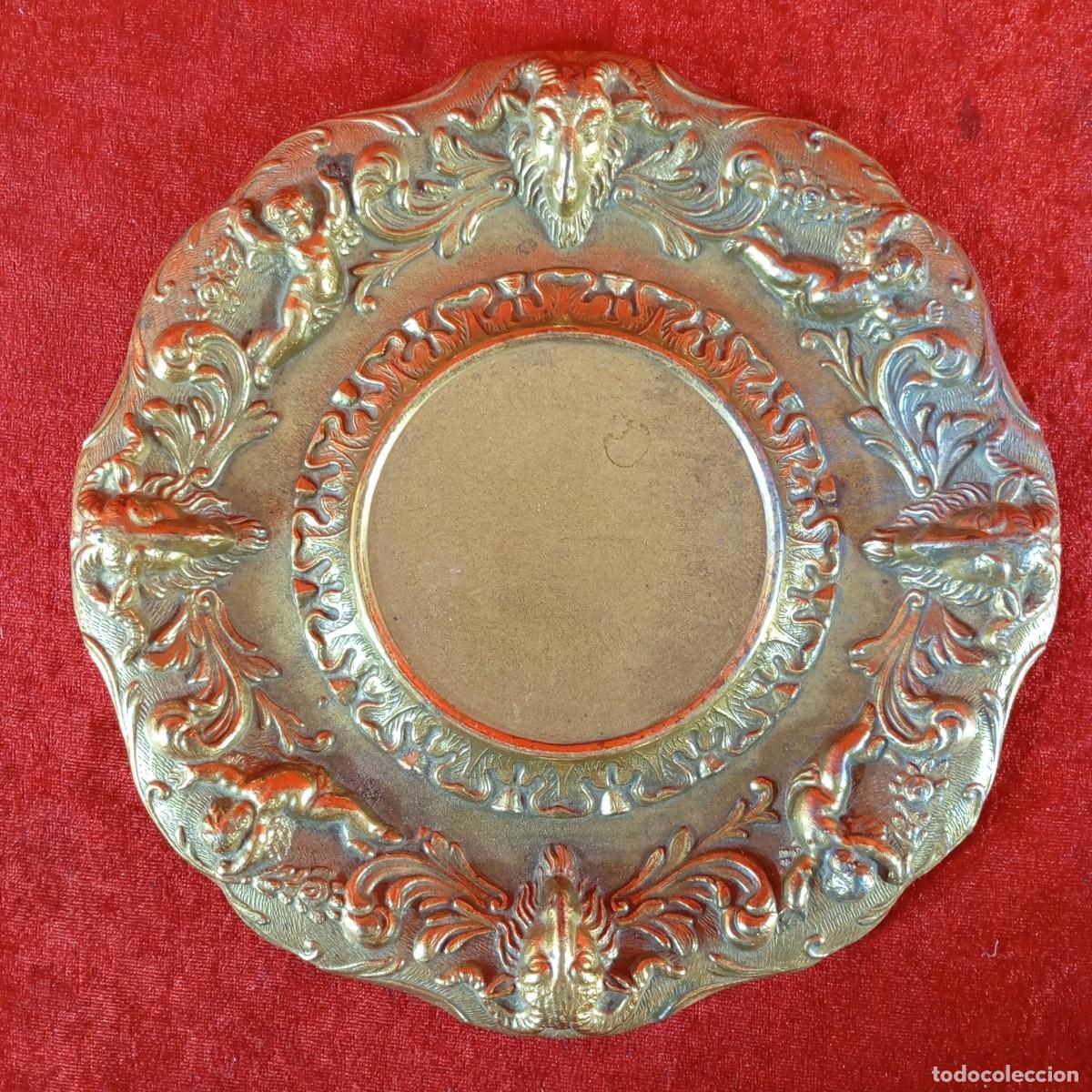 Antig&uuml;edades: PRECIOSO PLATO EN BRONCE CON ANIMALES MILOT&Oacute;GICOS Y ANGELITOS - 22,5 CM